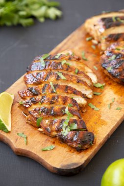 Bir bl üzerinde rustik ahşap tahta üzerinde ızgara chipotle tavuk göğsü