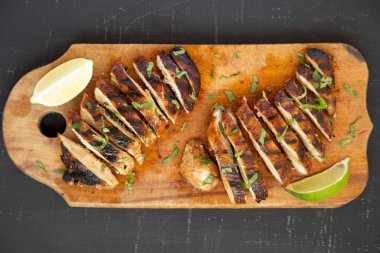 Bir bl üzerinde rustik ahşap tahta üzerinde ızgara chipotle tavuk göğsü