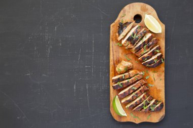 Bir bl üzerinde rustik ahşap tahta üzerinde ızgara chipotle tavuk göğsü