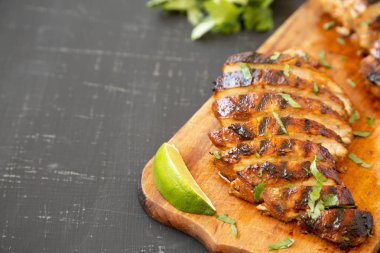 Bir bl üzerinde rustik ahşap tahta üzerinde ızgara chipotle tavuk göğsü