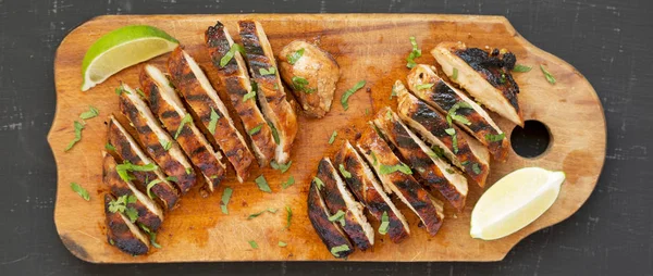 Bir bl üzerinde rustik ahşap tahta üzerinde ızgara chipotle tavuk göğsü