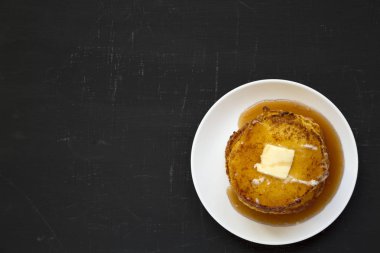 Siyah sırt üzerinde beyaz bir tabak üzerinde Ev yapımı mısır unu Johnny kek