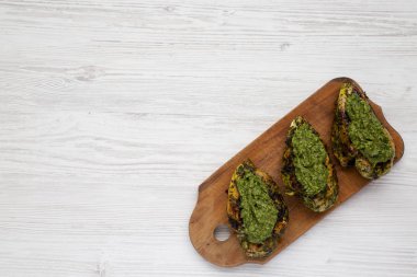 Bir rustik ahşap tahta üzerinde ızgara chimichurri tavuk göğsü