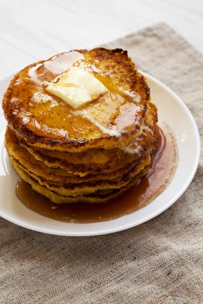 Harina de maíz casera Johnnycakes con mantequilla y jarabe de arce en un w — Foto de Stock