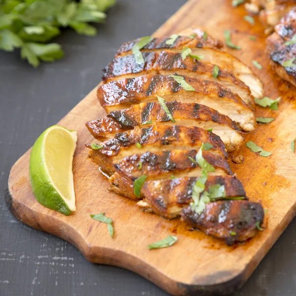 Bir bl üzerinde rustik ahşap tahta üzerinde ızgara chipotle tavuk göğsü