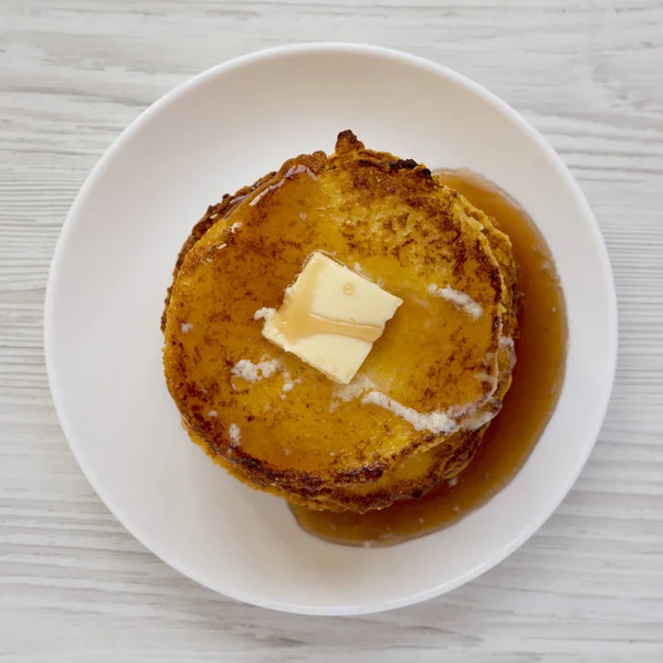 Hausgemachte Maismehl johnny Kuchen auf einem weißen Teller auf einem weißen Woo — Stockfoto