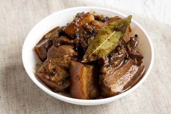 Maiale filippino fatto in casa Adobo in una ciotola, vista laterale. Primo piano . — Foto Stock