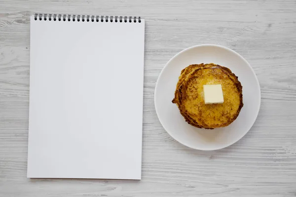Zelfgemaakte maïsmeel Johnny Cakes met boter op een witte plaat, BL — Stockfoto