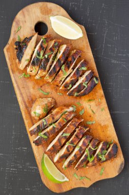 Bir bl üzerinde rustik ahşap tahta üzerinde ızgara chipotle tavuk göğsü