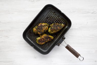 Izgara chimichurri tavuk göğsü ızgara tavada, havai v