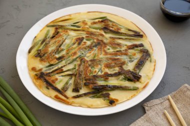 Bir gr beyaz bir tabak üzerinde ev yapımı Kore Pajeon scallion gözleme