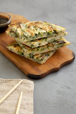 Bir rus üzerinde soya soslu ev yapımı Kore Pajeon scallion krep