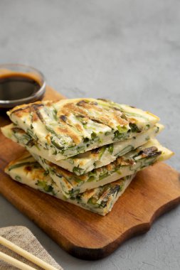 Bir rus üzerinde soya soslu ev yapımı Kore Pajeon scallion krep