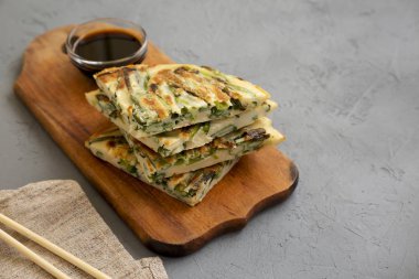 Bir rus üzerinde soya soslu ev yapımı Kore Pajeon scallion krep