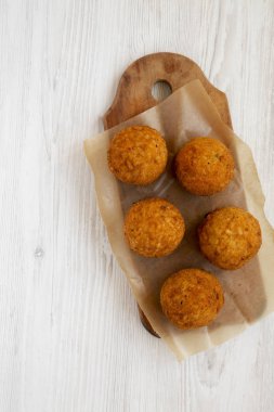 Beyaz ahşap üzerinde rustik ahşap tahta üzerinde ev yapımı kızarmış Arancini