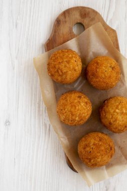 Beyaz ahşap üzerinde rustik ahşap tahta üzerinde ev yapımı kızarmış Arancini