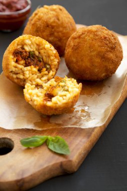 Siyah fesleğen ve Marinara sos ile ev yapımı kızarmış Arancini