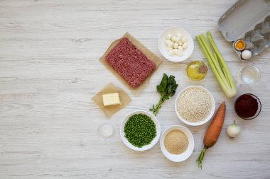 Beyaz ahşap arka plan üzerinde Arancini pişirme için Malzemeler, t