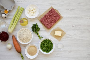 Beyaz ahşap bir yüzeyüzerinde Arancini pişirme için Malzemeler, üst 