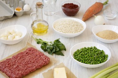 Beyaz ahşap yüzeyde Arancini pişirme için Malzemeler, düşük 