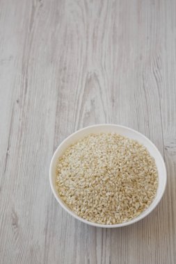 Beyaz ahşap backgroun beyaz bir kapta Organik Arborio pirinç