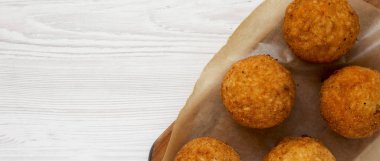 Beyaz ahşap üzerinde rustik ahşap tahta üzerinde ev yapımı kızarmış Arancini