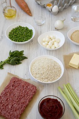 Beyaz ahşap arka plan üzerinde Arancini pişirme için Malzemeler, s