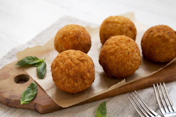 Arancini frito casero con albahaca en una tabla de madera rústica, sid — Foto de Stock