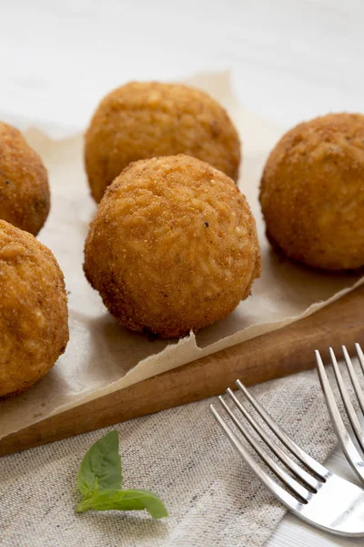 Arancini frito casero con albahaca en una tabla de madera rústica, sid — Foto de Stock