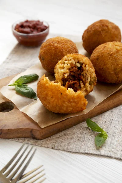 Arancini frito casero con albahaca y Marinara en un woode blanco — Foto de Stock