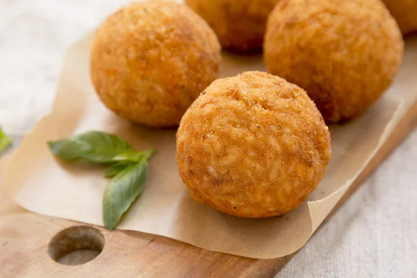 Hemlagad stekt Arancini med basilika på en rustik trä ombord, sid — Stockfoto