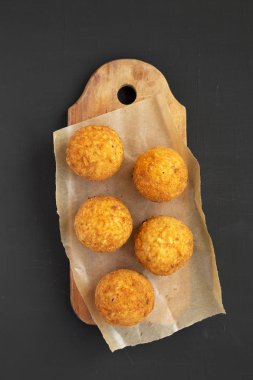 Siyah bir sırt üzerinde rustik ahşap tahta üzerinde ev yapımı kızarmış Arancini