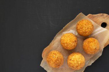 Siyah sörf üzerinde rustik ahşap tahta üzerinde ev yapımı kızarmış Arancini