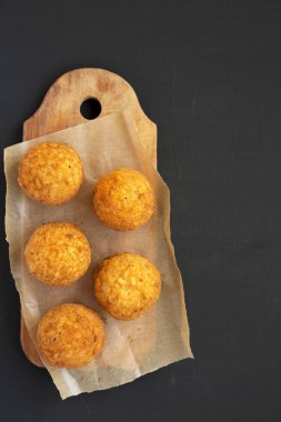 Siyah sörf üzerinde rustik ahşap tahta üzerinde ev yapımı kızarmış Arancini