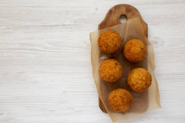 Beyaz ahşap üzerinde rustik ahşap tahta üzerinde ev yapımı kızarmış Arancini