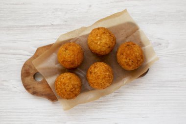 Beyaz ahşap üzerinde rustik ahşap tahta üzerinde ev yapımı kızarmış Arancini