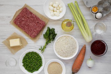 Beyaz ahşap arka plan üzerinde Arancini pişirme için Malzemeler, t