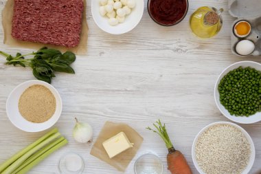 Beyaz ahşap sırt arancini pişirmek için malzemelerin Çerçeve