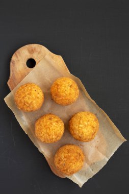 Havai görünüm, rustik ahşap tahta üzerinde ev yapımı kızarmış Arancini 