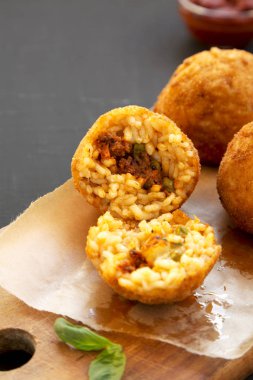 Siyah fesleğen ve Marinara sos ile ev yapımı kızarmış Arancini