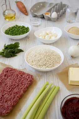 Beyaz ahşap arka plan üzerinde Arancini pişirme için Malzemeler, l