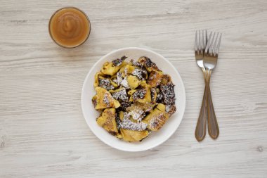 Bir whi üzerinde elma soslu ev yapımı Alman Kaiserschmarrn gözleme