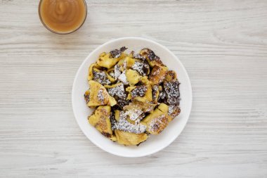 Bir whi üzerinde elma soslu ev yapımı Alman Kaiserschmarrn gözleme