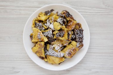 Whi üzerinde beyaz bir tabak üzerinde ev yapımı Alman Kaiserschmarrn gözleme