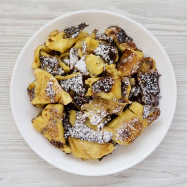 Bir whi üzerinde beyaz bir tabak üzerinde ev yapımı Alman Kaiserschmarrn gözleme