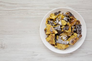Bir whi üzerinde elma soslu ev yapımı Alman Kaiserschmarrn gözleme
