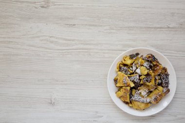 Bir whi üzerinde beyaz bir tabak üzerinde ev yapımı Alman Kaiserschmarrn gözleme