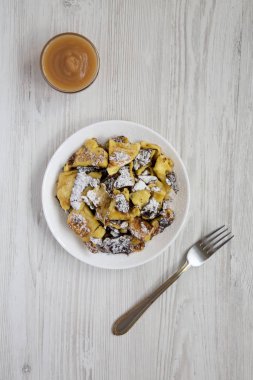 Bir whi üzerinde elma soslu ev yapımı Alman Kaiserschmarrn gözleme