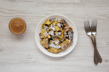 Bir whi üzerinde elma soslu ev yapımı Alman Kaiserschmarrn gözleme