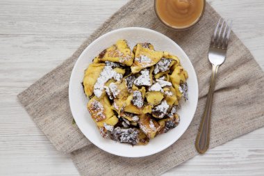 Bir whi üzerinde elma soslu ev yapımı Alman Kaiserschmarrn gözleme
